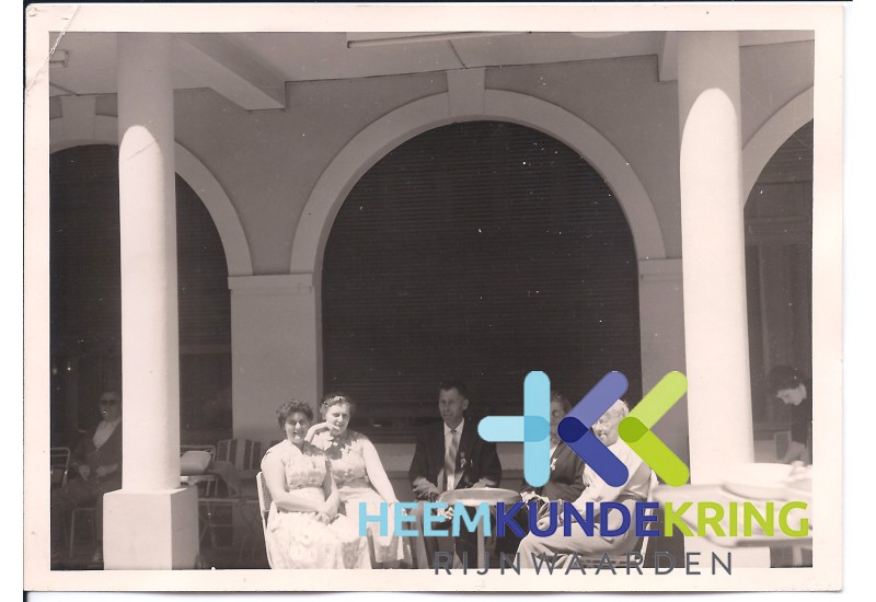 Lourdes 1958 vlnr ... Pastoor - Doortje Pastoor ...- Hein Pastoor - Marie Pastoor Drost - Dina Damen Coll HKR geschonken door H.v-d Laag F000001